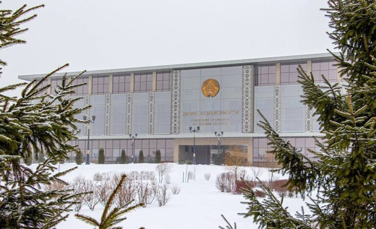 Александр Лукашенко поздравил белорусов с Днем защитников Отечества и Вооруженных Сил Республики Беларусь